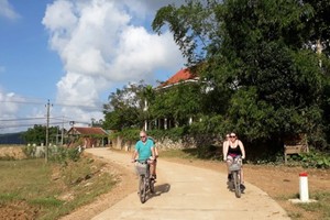 Foreign visitors discovering Quang Binh countryside (Photo: sggp)