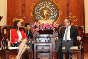 Secretary of the HCM City Party Committee Nguyen Thien Nhan ​(R) and Sherry S. Boger, General Director of Intel Products Vietnam (Source: VNA)