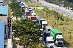Prolonged traffic congestion on Dong Van Cong street on the way to Cat Lai Port, HCM City  (Photo: tuoitre.vn)