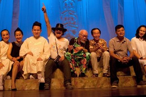 Artists and musicians joins the performance