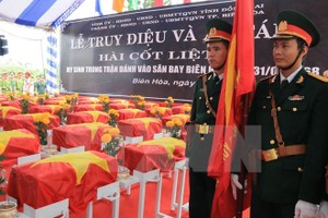 The ceremony to commemorate soldiers who died in Bien Hoa airport battle in 1968 and re-bury the newly-found remains of the fallen soldiers in Dong Nai province (Source: VNA)