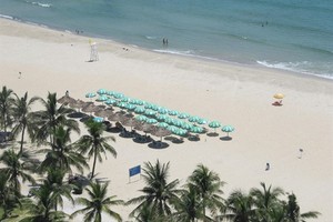 My Khe beach hosts recreational sports on summer holidays. ​Da Nang kite festival will take place on the beach from July 15-16. (Photo: VNA)