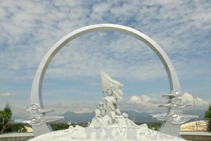 The monument featuring the naval soldiers holding hands in an “eternal circle” to safeguard the national flag in the memorial site (Photo: VNA)