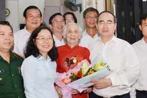 Head the Party committee of Ho Chi Minh City , Nguyen Thien Nhan presents gift to Vietnamese heroic mothers Le Thi Cach.