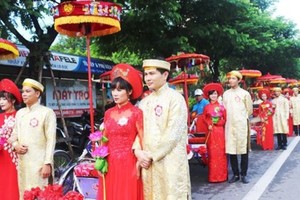Thua Thien-Hue Province hosts mass wedding of worker couples
