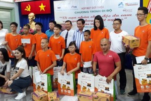 The event’s organizer presents gifts to AO/dioxin victims.