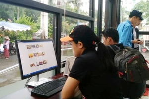 Travelers look for tourism information at the center.  (Photo: Sggp)