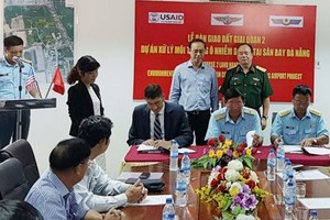 Representatives of departments at the handover ceremony (Photo: Sggp)