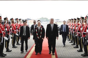Party General Secretary Nguyen Phu Trong (wearing garland) welcomed at Soekarno-Hatta airport in Jakarta (Photo: VNA)