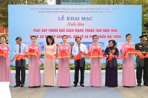 The opening ceremony of the photo exhibition in Nguyen Hue walking street  (Photo: hcmcpv.org.vn)