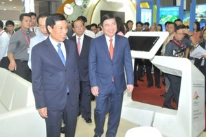 Chairman of the Ho Chi Minh City People’s Committee Nguyen Thanh Phong visit the international travel expo. (Photo: Sggp)