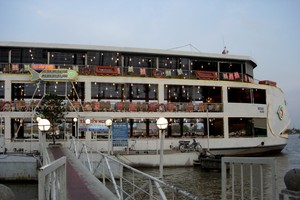   A floating restaurant in Bach Dang Pier. (Photo: KK)
