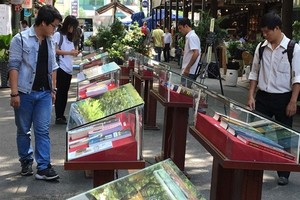 The HCM City pedestrian-only Book Street at Nguyen Van Binh Street in District 1 is a popular destination for local and foreign visitors. ​(Photo: VNA)