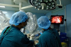 Doctors at Binh Dan Hospital in HCM City have used a robot for the first time in Vietnam to perform surgery to treat lung cancer (Photo Coutersy of Binh Dan Hospital)