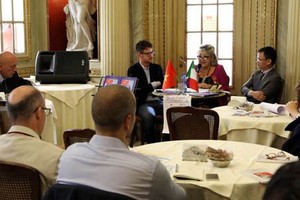 Director of the Center for Vietnam Studies in Turin, Sandra Scagliotti speaks at the launching ceremony of the book.