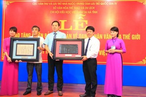 The National Archives Center No.4 presents the woodblock about Great Poet Nguyen Du to Ha Tinh Province. (Photo: Sggp)