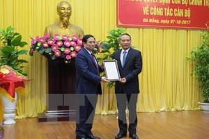 Head of the Party Central Committee’s Organisation Commission Pham Minh Chinh (L) and Transport Minister Truong Quang Nghia (Source: VNA) 