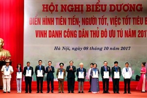 10 outstanding citizens of Hanoi capital city in 2017 are honoured at a meeting on October 8 (Photo: VNA)