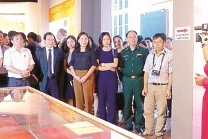 First print of “Duong Kach Menh” introduced to public