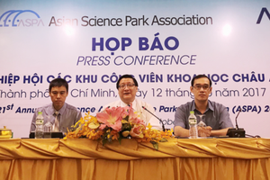 Head of the Saigon Hi-Tech Park Management Board Le Hoai Quoc (centre) at the press conference. (Photo: sggp.org.vn)