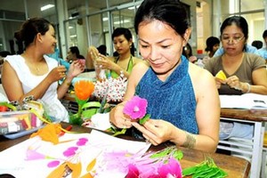 Courses on cloth and paper flower making at the Ho Chi Minh City Women’s Cultural House have attracted many women. (Photo: Sggp)