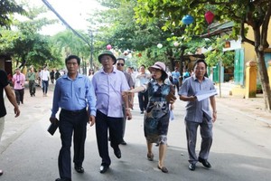 Leaders of Hoi An inspect facilities and works on Nguyen Thi Minh Khai Street to serve the “Vietnam-Japan friendship cultural space” event. (Photo: Sggp)
