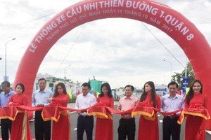 Nhi Thien Duong Bridge 1 opens. (Photo: Sggp)