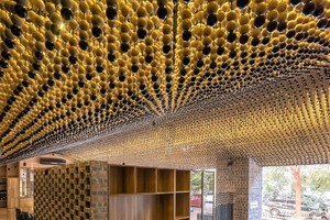 At Manh Manh Salon, the focus is the decorative ceiling made up about 200,000 wooden beads hanging at different lengths to produce an undulating curtain floating above – mimicking a pitched ceiling (Photo: VNA)