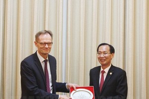 Standing Vice Chairman of the municipal People’s Committee Le Thanh Liem (R) and his Finnish guest. (Photo: hcmcpv.org.vn)