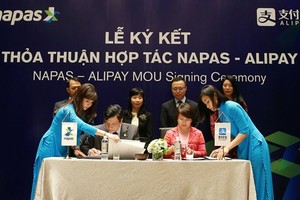 A deal between Alipay and Napas will allow customers to use the service. (Photo: Nhandan)