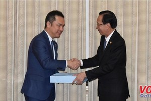 Vice Chairman of the HCM City People’s Committee Le Thanh Liem (right) shakes hands with Governor of Mie Prefecture Suzuki Eikei (Photo: VOH)