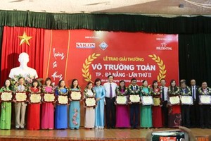 Vo Truong Toan Award honors 20 outstanding teachers in Da Nang. (Photo: Sggp)