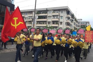 The charity walk is held by the People’s Committee of Phu Nhuan District. (Photo: Sggp)