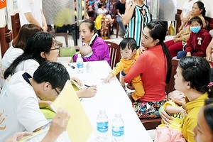 The delegation provides free treatment at the Ho Chi Minh City National Hospital of Odonto-Stomatology. (Photo: Sggp)