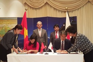 apanese Ambassador to Vietnam Umeda Kunio (right) signs a grant assistance contract with Ngo Thu Ha, principal of Hoang Van Thu elementary school in the northern province of Lang Son (Source: VNA)