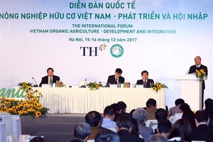 Prime Minister Nguyen Xuan Phuc delivers a speech at the international forum “Vietnam Organic Agriculture – Development and Integration” in Hanoi on December 16 (Photo: VNA)