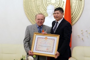 Vietnamese Ambassador to Germany Doan Xuan Hung (R) presents the Friendship Order to Hellmut Kapfenberger (Photo: VNA)