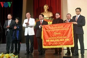 Deputy PM Vu Duc Dam offers certificate of merit to the Vietnam Musicians' Association. (Photo: VOV)