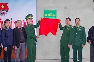 The Ho Chi Minh Communist Youth Union of the Thua Thien-Hue Provincial Border Guard High Command  presented a charity house to lieutenant Vo Van Vinh’s family in Hue City. (Photo: Sggp)