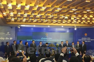 Minister of Finance Dinh Tien Dung beats the ceremonial gong to open the first trading session of Vietnam’s stock market in 2018 on January 2 (Photo: VNA)