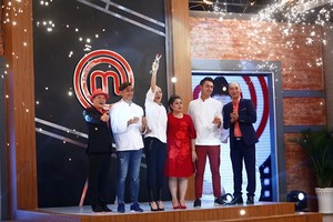 Singer Kiwi Ngo Mai Trang been crowned the first episode of the Celebrity MasterChef 2017. 