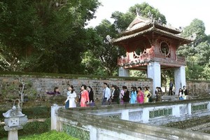 Visitors at Van Mieu - Quoc Tu Giam (Photo VNA)