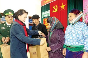 Chairwoman of National Assembly (NA) Nguyen Thi Kim Ngan presents Tet gifts to people in Lung Cu commune in Ha Giang Province. (Photo: Sggp)