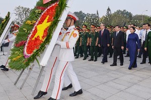 Ho Chi Minh City leaders lay wreaths at the City's Martyrs Cemetery. (Photo: Sggp)
