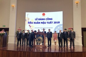 Minister of Finance Dinh Tien Dung beats the gong at the Lunar New Year ceremony at the HCM Stock Exchange (Photo: VNA)
