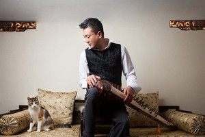 Tri Nguyen plays dan tranh, Vietnamese traditional 16-string zither. (Photos: 24ourmusic.net)