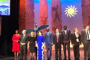 Minister of Health Nguyen Thi Kim Tien (blue long dress) at the award ceremony (Source: http://suckhoedoisong.vn)