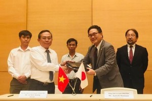 At the signing ceremony between Japanese Consul General to Ho Chi Minh City Kawaue Junichi (R) and Chairman of the Ninh Thuan province's Thuan Bac district People's Committee Le Kim Hoang. (Photo: VNA)