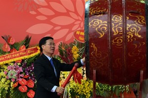 Politburo member, Secretary of the Party Central Committee (PCC) and head of the PCC's Communication and Education Commission, Vo Van Thuong beats a drum to open the national press festival 2018. (Photo: Sggp)