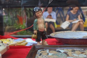 Thanh Le pottery exhibition opens at book street
